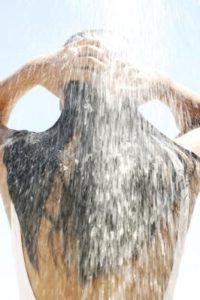 Come proteggere i capelli al mare 