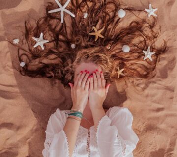 Come proteggere i capelli al mare